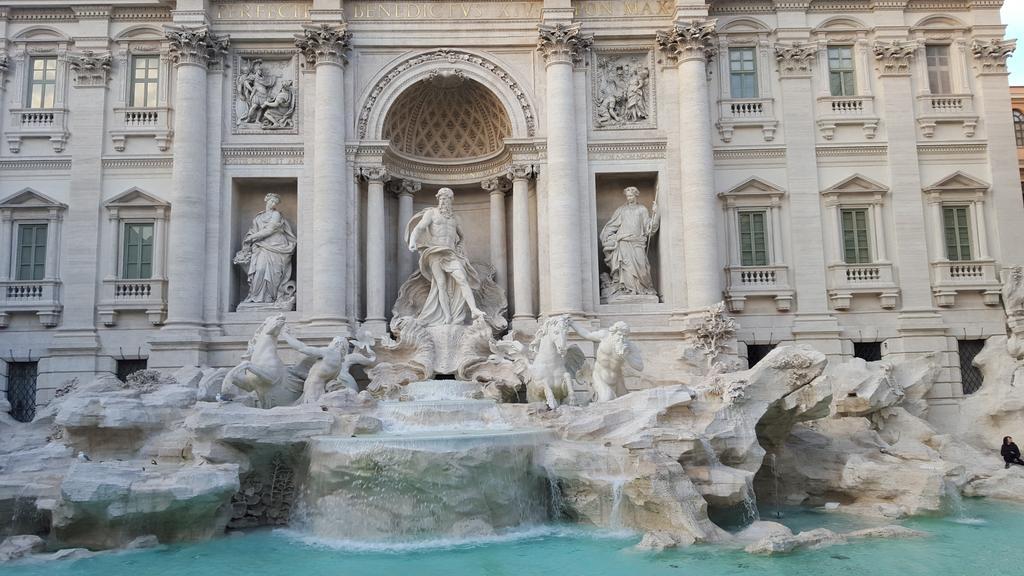 Una Finestra Su Monti Rom Exteriör bild